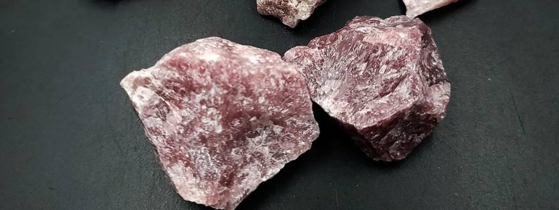 Everything You Need to Know About Strawberry Quartz: Healing, Divination, and Compatibility - MLD Wholesale Crystals