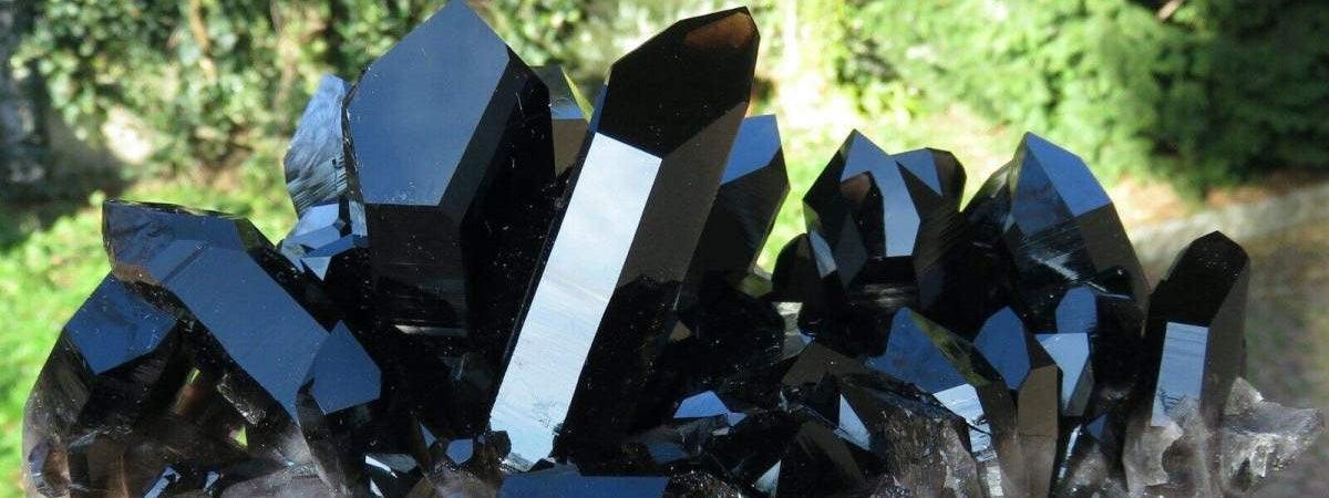 The Ultimate Guide to Black Quartz: Healing, Divination, and Compatibility