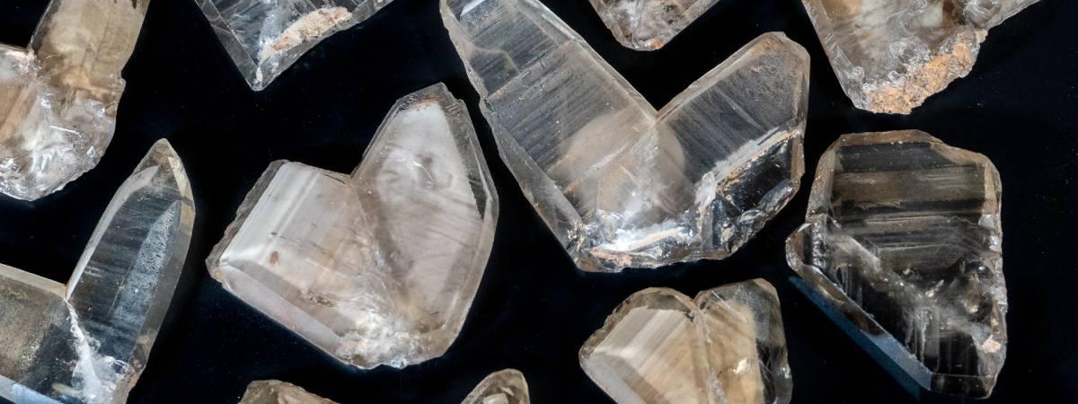 Everything You Need to Know About Clear Quartz: Healing, Divination, and Compatibility - MLD Wholesale Crystals