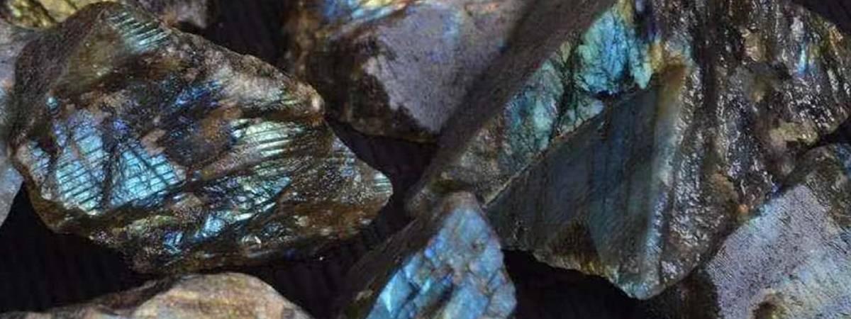 Everything You Need to Know About Labradorite: Healing, Divination, and Compatibility - MLD Wholesale Crystals