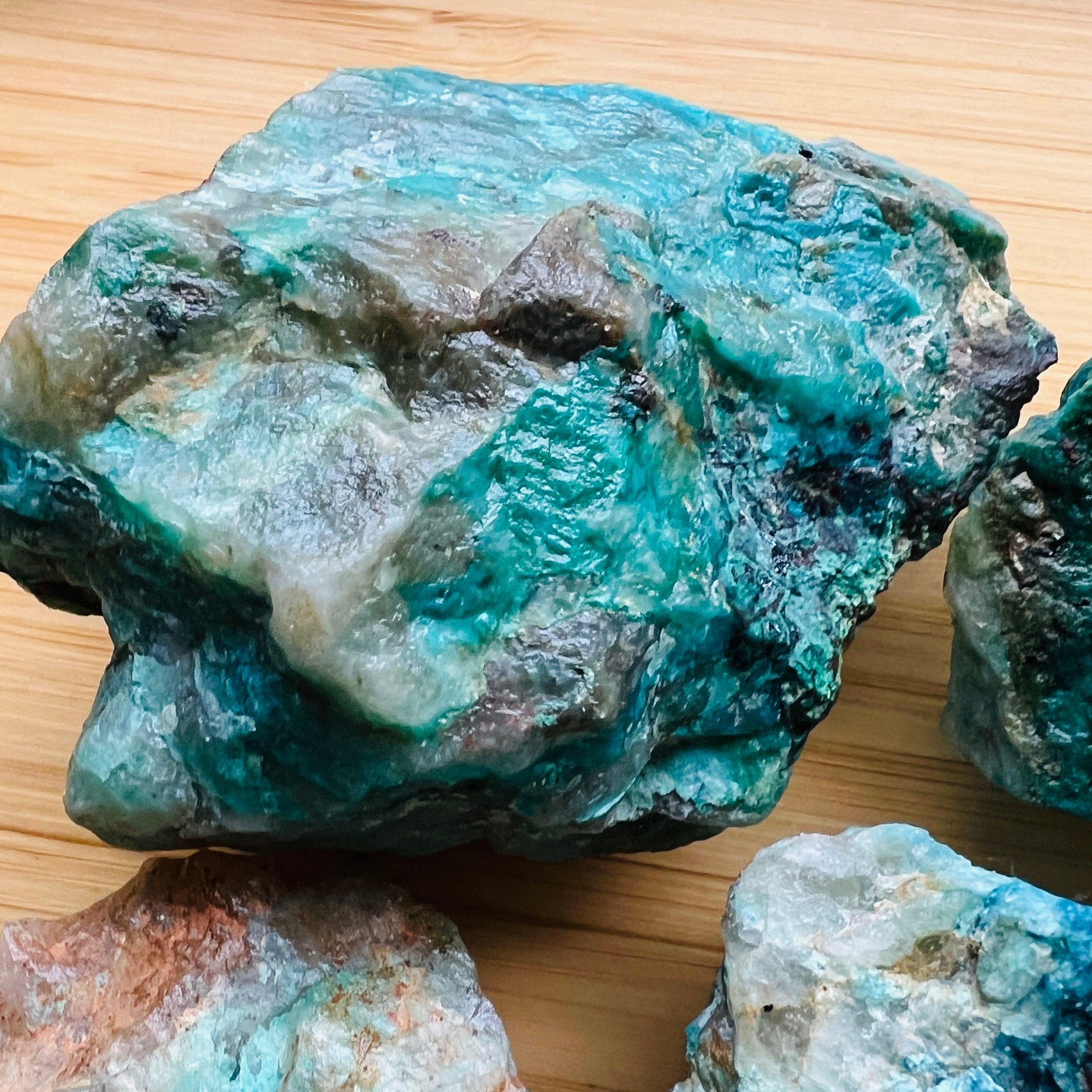 2-4cm raw shattuckite