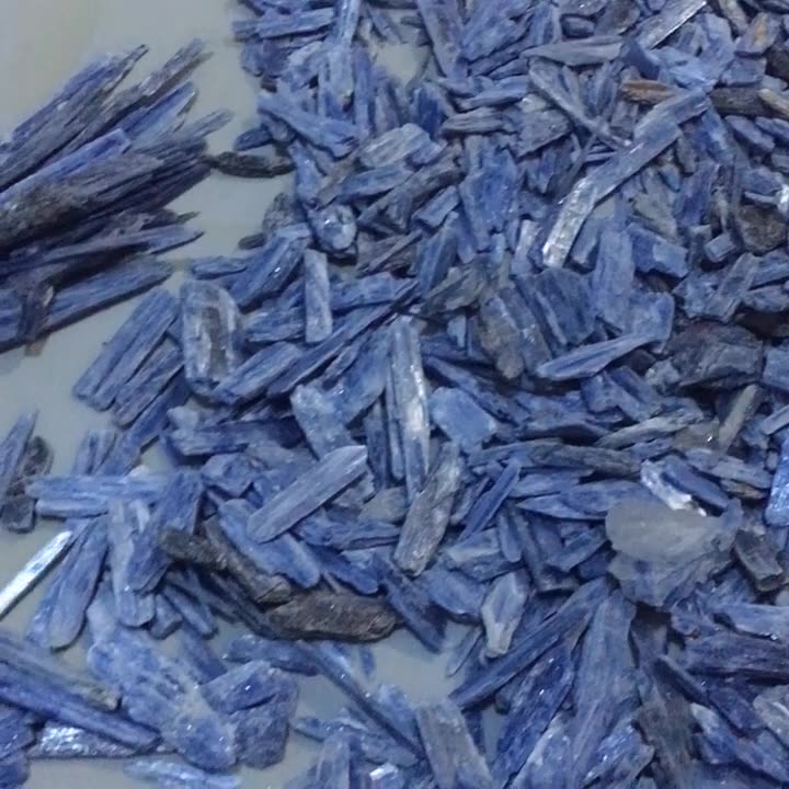 raw kyanite 1kg